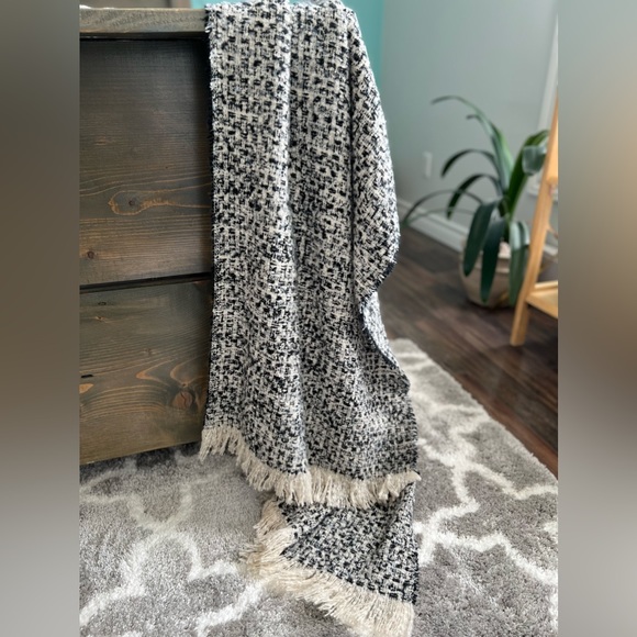 Black and White Scarf - Picture 2 of 2